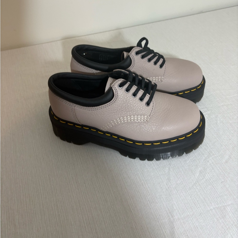 DR. MARTENS 8053 Leather Platform Quad Size M6/W7 Vintage Taupe